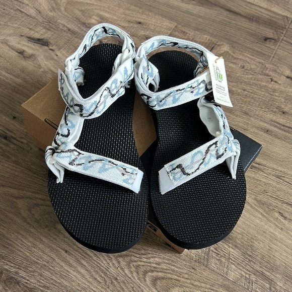 Teva Original Universal, US Womens 7, new in box - Picture 2 of 6